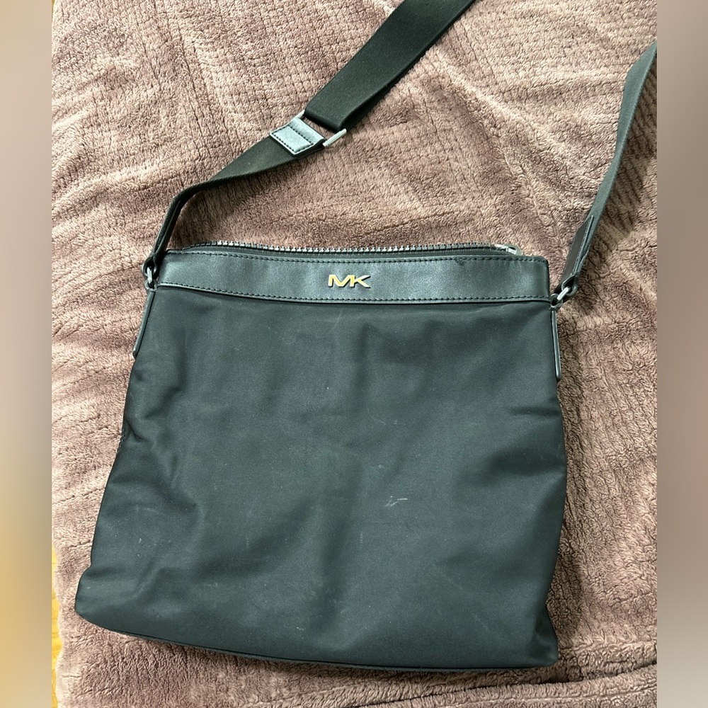 Women’s Michael Kors Cross body bag! Good condition!